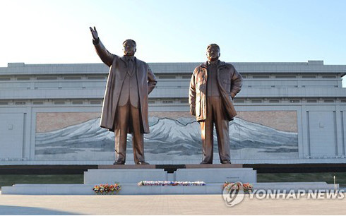 Tượng đài hai nhà cố lãnh đạo Triều Tiên Kim Jong-il và Kim Il-sung ở thủ đô Bình Nhưỡng.